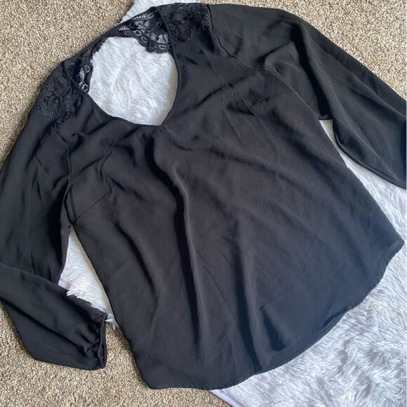 Torrid Top Black Flowy Lightweight Lace Back Vneck Size 2 - Picture 1 of 8